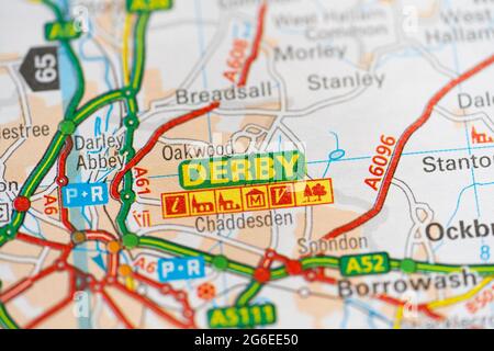 Eine Makroaufnahmemenge einer Seite in einem gedruckten Roadmap-atlas, der die Stadt Derby in England, Großbritannien, zeigt Stockfoto