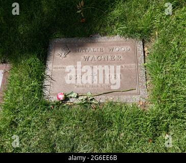Los Angeles, Kalifornien, USA 2. Juli 2021 EINE allgemeine Ansicht der Atmosphäre des Grabes von Natalie Wood im Pierce Brothers Westwood Village Memorial Park am 2. Juli 2021 in Los Angeles, Kalifornien, USA. Foto von Barry King/Alamy Stockfoto Stockfoto