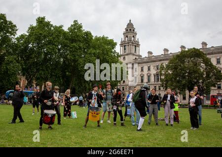 Protestierende bei einem Protest gegen den „Kill the Bill“ auf dem Parliament Square, London, 5.7.2021 Stockfoto