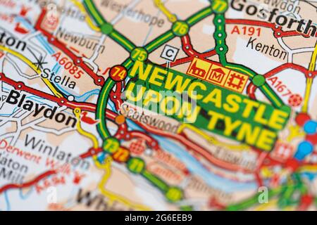 Makro-Nahaufnahme einer Seite in einem gedruckten Roadmap-Atlas, der die Stadt Newcastle upon Tyne in England zeigt Stockfoto