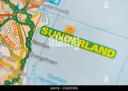Eine Makroansicht einer Seite in einem gedruckten Roadmap-Atlas, der die Küstenstadt Sunderland in England zeigt Stockfoto