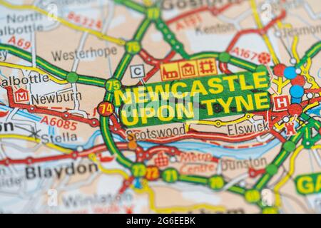 Makro-Nahaufnahme einer Seite in einem gedruckten Roadmap-Atlas, der die Stadt Newcastle upon Tyne in England zeigt Stockfoto