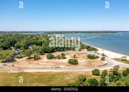 Luftaufnahme des Havens Beach und des entfernten Sag Harbor, NY Stockfoto