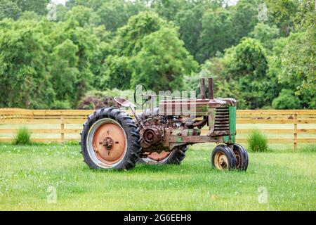 Alte verrostete Traktor im Regen Stockfoto