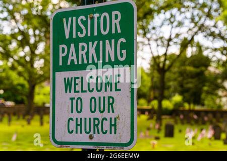 Hershey, PA, USA – 27. Juni 2021: Das Besucherparkschild an der Derry Church in Hershey, PA. Stockfoto