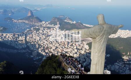 Luftaufnahme der Christusstatue am Berg Corcovado - mit Zuckerbrot und Rio de Janeiro zu seinen Füßen, Rio de Janeiro Luftaufnahme Stockfoto