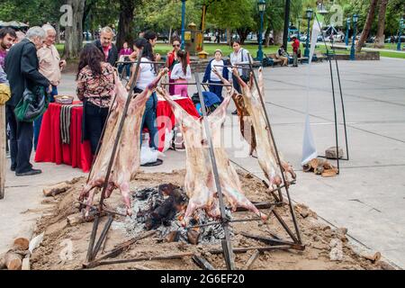 MENDOZA, ARGENTINIEN - 30. MÄRZ 2015: Traditionelles Asado - Barbecue eines Lammes. Plaza Independecia in Mendoza, Argentinien. Stockfoto