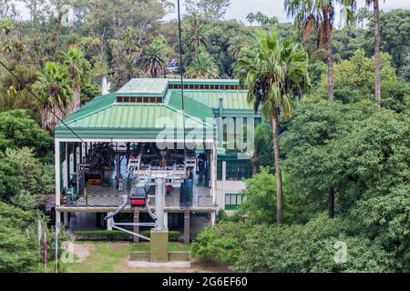 SALTA, ARGENTINIEN - 9. APRIL 2015: Blick auf eine Talstation einer Seilbahn zum Berg Cerro San Bernardo in Salta. Stockfoto