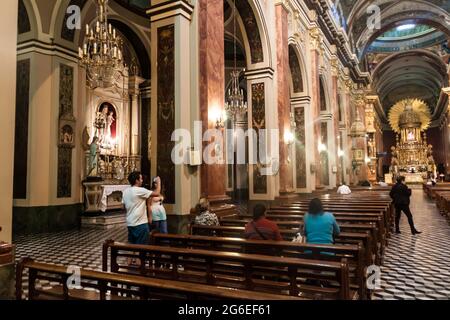 SALTA, ARGENTINIEN - 9. APRIL 2015: Innenraum der Kathedrale Basilika und Heiligtum des Herrn und der Jungfrau des Wunders in Salta, Argentinien. Stockfoto