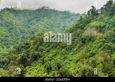 Berge bedeckt mit einem üppigen Wald in der Nähe von San Miguel de Tucuman, Argentinien Stockfoto