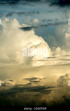 Cumulonimbus- und Altostratus-Wolken von einem Passagierjet über dem Südchinesischen Meer aus gesehen Stockfoto