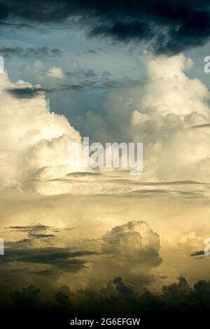 Cumulonimbus- und Altostratus-Wolken von einem Passagierjet über dem Südchinesischen Meer aus gesehen Stockfoto