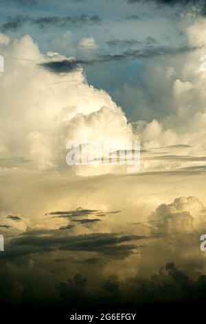 Cumulonimbus- und Altostratus-Wolken von einem Passagierjet über dem Südchinesischen Meer aus gesehen Stockfoto