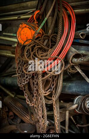 Block und Ketten, Kabel und Seile in einer Mechaniker-Werkstatt, Sai Kung, New Territories, Hongkong Stockfoto