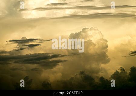 Cumulonimbus- und Altostratus-Wolken von einem Passagierjet über dem Südchinesischen Meer aus gesehen Stockfoto