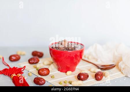 Traditionelles chinesisches Essen, LABA Porridge. Frühstückscerealien, gesunde Ernährung. LABA Festival, Chinesisches Neujahr, Frühlingsfest Konzept Stockfoto