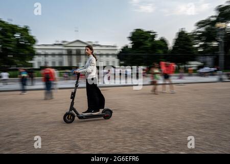 Washington, Usa. Juli 2021. Ein junges Mädchen fährt mit einem Roller vor dem Weißen Haus 5. Juli 2021 in Washington, DC, machen sich die Menschenmassen schnell wieder normalisiert, nachdem sich die Menschen entschieden haben, sich impfen zu lassen. Foto von Ken Cedeno/Sipa USA Credit: SIPA USA/Alamy Live News Stockfoto