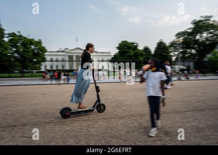 Washington, Usa. Juli 2021. Ein junges Mädchen fährt mit einem Roller vor dem Weißen Haus 5. Juli 2021 in Washington, DC, machen sich die Menschenmassen schnell wieder normalisiert, nachdem sich die Menschen entschieden haben, sich impfen zu lassen. Foto von Ken Cedeno/Sipa USA Credit: SIPA USA/Alamy Live News Stockfoto