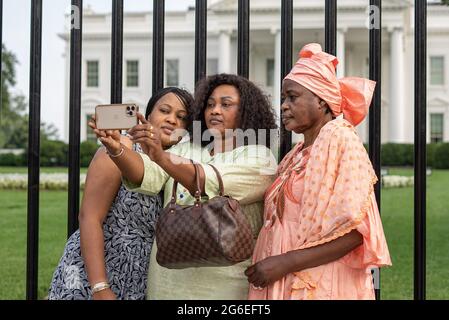 Washington, Usa. Juli 2021. Eine Familie macht Selfies vor dem Weißen Haus 5. Juli 2021 in Washington, DC die Menschenmassen nähern sich schnell wieder dem Normalzustand, nachdem sich die Menschen entschieden haben, sich impfen zu lassen. Foto von Ken Cedeno/Sipa USA Credit: SIPA USA/Alamy Live News Stockfoto