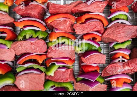 Foto von frisch zubereiteten Steak Kabobs, die sich für den Grill vorbereiten Stockfoto