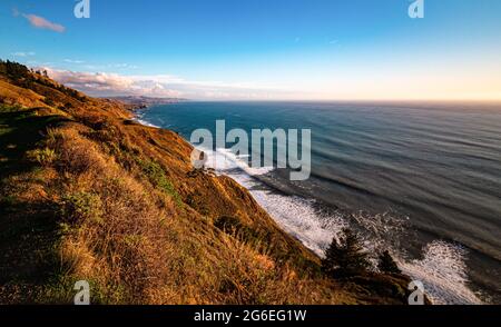 Entlang des Highway 1 an einer Straßenabzweigung sehen Sie die kalifornische Küste in südlicher Richtung. Stockfoto