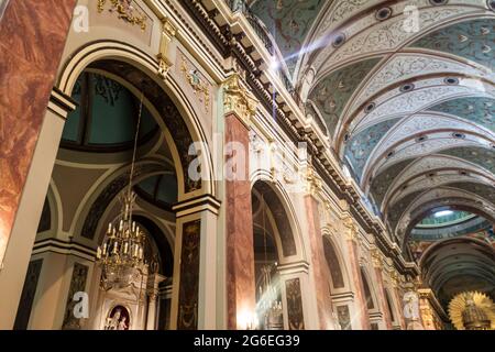 SALTA, ARGENTINIEN - 9. APRIL 2015: Innenraum der Kathedrale Basilika und Heiligtum des Herrn und der Jungfrau des Wunders in Salta, Argentinien. Stockfoto