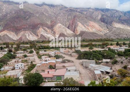 Dorf Maimara unter dem bunten Felsen Paleta del Pintor (Malerpalette) im Tal von Quebrada de Humahuaca, Argentinien Stockfoto