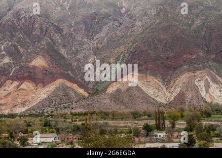 Dorf Maimara unter dem bunten Felsen Paleta del Pintor (Malerpalette) im Tal von Quebrada de Humahuaca, Argentinien Stockfoto