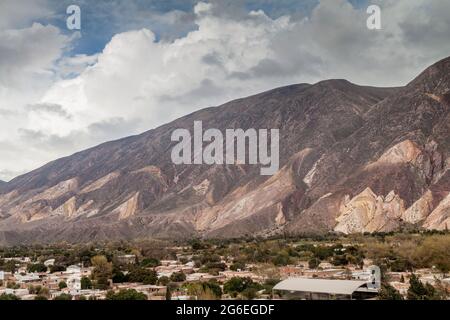 Dorf Maimara unter dem bunten Felsen Paleta del Pintor (Malerpalette) im Tal von Quebrada de Humahuaca, Argentinien Stockfoto