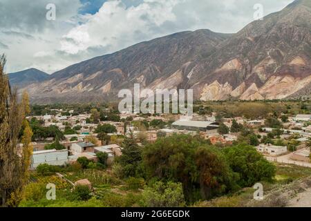 Dorf Maimara unter dem bunten Felsen Paleta del Pintor (Malerpalette) im Tal von Quebrada de Humahuaca, Argentinien Stockfoto