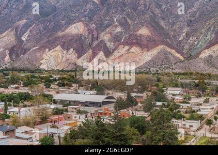 Dorf Maimara unter dem bunten Felsen Paleta del Pintor (Malerpalette) im Tal von Quebrada de Humahuaca, Argentinien Stockfoto