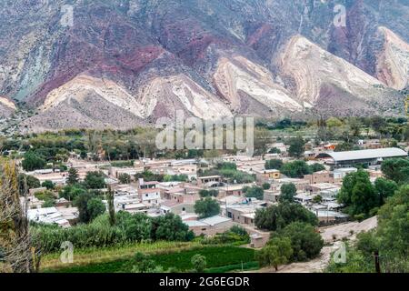 Dorf Maimara unter dem bunten Felsen Paleta del Pintor (Malerpalette) im Tal von Quebrada de Humahuaca, Argentinien Stockfoto