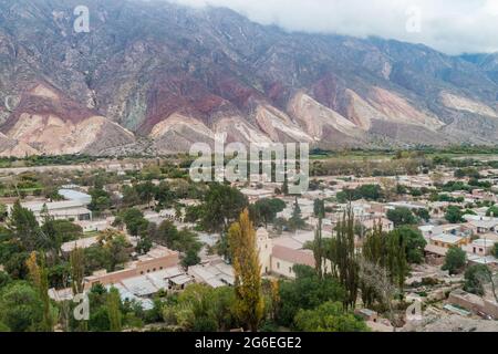 Dorf Maimara unter dem bunten Felsen Paleta del Pintor (Malerpalette) im Tal von Quebrada de Humahuaca, Argentinien Stockfoto