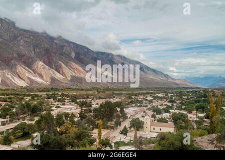 Dorf Maimara unter dem bunten Felsen Paleta del Pintor (Malerpalette) im Tal von Quebrada de Humahuaca, Argentinien Stockfoto