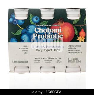 Winneconne, WI - 5. Juli 2021: Eine Flasche Chobani Probiotic täglich Joghurt Getränk auf einem isolierten Hintergrund Stockfoto