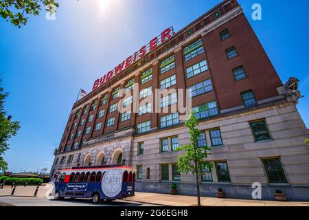 Saint Louis, MO – 3. Juli 2021; der Reisebus steht vor der Abfüllanlage von Budweiser in der anheuser busch Brauerei im historischen Soulard District in St. Lou Stockfoto