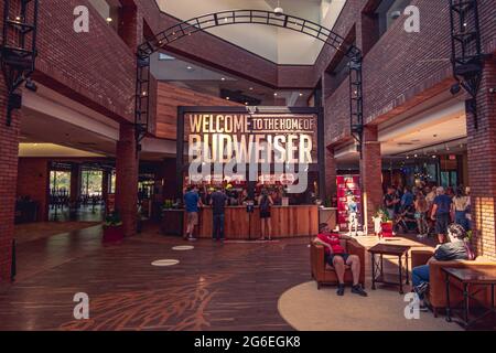 Saint Louis, MO – 3. Juli 2021; Besucher warten in der Lobby des anheuser busch Brauereitourzentrums im Budweiser-Werk im Soulard District. Stockfoto