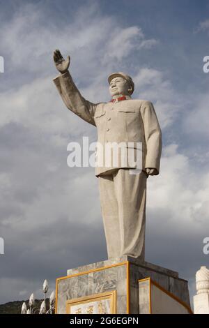 Statue des Vorsitzenden MAO Tse-tung (MAO Zedong), Stadt Lijiang, Yunnan, China Oktober 2005 Stockfoto