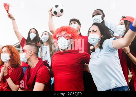 Multirassische Freunde, die im Stadion ein Fußballspiel sehen und weinen Stockfoto