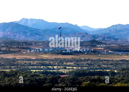 Blick auf das nordkoreanische Propagandadorf gegenüber der DMZ vom Injingak Park in Südkorea Stockfoto