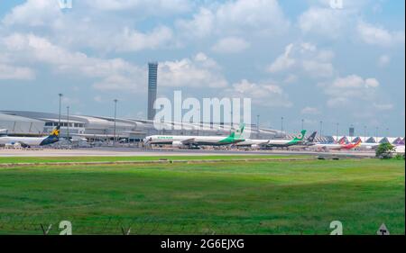 SAMUT PRAKAN, THAILAND-15. MAI 2021 : Frachtflugzeug, das am Flughafen in der Nähe des Warenlagers abgestellt wird. Frachtflugzeug von EVA Air, K-Mile Air und Vietjet. Luft Stockfoto