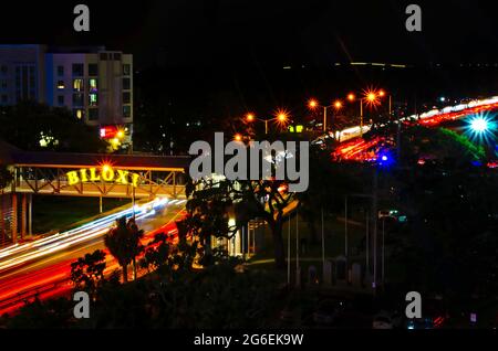 Der Verkehr fährt auf dem Highway 90 unter einem Biloxi-Schild auf einer Fußgängerbrücke zum Hotel Legends, 4. Juli 2021, in Biloxi, Mississippi. Stockfoto