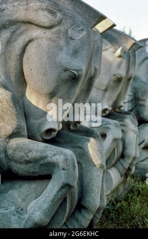 Eine Gruppe von Steinpferdskulpturen scheint sich vorwärts zu bewegen. Stockfoto