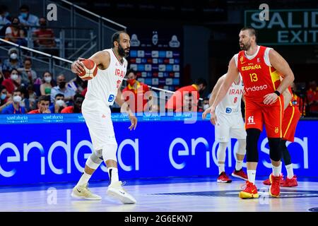 Madrid, Spanien. Juli 2021. Hamed Haddadi (L) aus dem Iran gesehen und Marc Gasol (R) aus Spanien in Aktion gesehen während Spanien gegen Iran Freundschaftsspiel des Basketballs im Wiznink Center in Madrid. (Foto von Francis Gonzalez/SOPA Images/Sipa USA) Quelle: SIPA USA/Alamy Live News Stockfoto