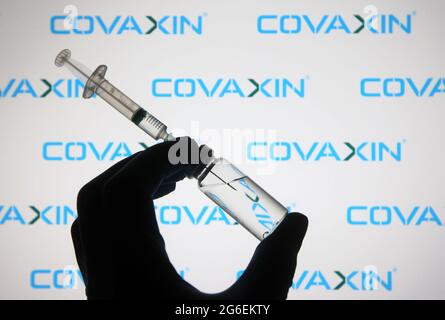 Ukraine. Juli 2021. In dieser Fotobilder hält eine Silhouette einer Hand in einem medizinischen Handschuh eine medizinische Spritze und ein Fläschchen vor dem Covaxin-Logo, einem Impfstoff gegen COVID-19, der von Bharat Biotech entwickelt wurde. (Foto von Pavlo Gonchar/SOPA Images/Sipa USA) Quelle: SIPA USA/Alamy Live News Stockfoto