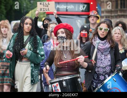 London, Großbritannien. Juli 2021. Trommler von The Extinction Rebellion nehmen an der Protestaktion „Kill the Bill“ Teil. Demonstranten versammelten sich auf dem Parliament Square, um gegen das Gesetz über Polizei, Kriminalität, Verurteilung und Gerichte zu protestieren, von dem viele sagen, dass es der Polizei mehr Macht über Proteste in Großbritannien geben würde. (Foto von Martin Pope/SOPA Images/Sipa USA) Quelle: SIPA USA/Alamy Live News Stockfoto