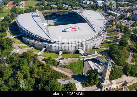 14. Juni 2021, Sachsen, Leipzig: Fußball: Bundesliga, RB Leipzig. Zwei Krane stehen in der Red Bull Arena. Das Heimgelände der Rasenballer wird umgebaut. Die Zuschauerkapazität wird von 42,558 auf 47,069 im Steh- und Sitzbereich erhöht. Die Außenseite des Stadions ist von einer schalldichten Fassade umgeben. Der Damm des ehemaligen Zentralstadions, das die Arena umfasst, wurde hinter dem historischen Glockenturm aufgeschnitten, um Platz für einen neuen Eingang zu schaffen. RB Leipzig investiert bis 2022 gut 60 Millionen Euro in den Umbau. (Luftaufnahme mit Drohne) Foto: Jan Woitas/dpa-Zentralbild/dpa Stockfoto