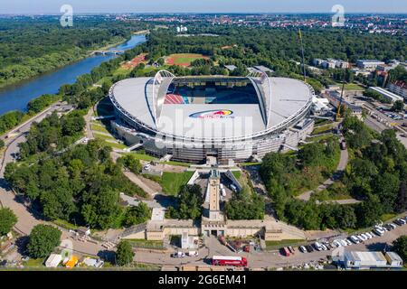 14. Juni 2021, Sachsen, Leipzig: Fußball: Bundesliga, RB Leipzig. Zwei Krane und viele Baufahrzeuge stehen in der Red Bull Arena. Das Heimgelände des "Rasenballer" wird umgebaut. Die Zuschauerkapazität wird von 42,558 auf 47,069 im Steh- und Sitzbereich erhöht. Die Außenseite des Stadions ist von einer schalldichten Fassade umgeben. Der Damm des ehemaligen Zentralstadions, das die Arena umfasst, wurde hinter dem historischen Glockenturm aufgeschnitten, um Platz für einen neuen Eingang zu schaffen. RB Leipzig investiert bis 2022 gut 60 Millionen Euro in den Umbau. (Luftaufnahme mit Drohne) Pho Stockfoto