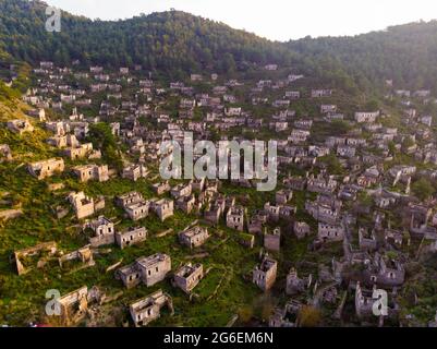 Blick von der Drohne auf die uralte zerstörte Siedlung Kayakoy, Türkei Stockfoto