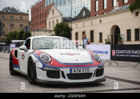 Krakau, Polen. Juli 2021. Während des Gran Turismo Polonia wird auf der Straße ein Porsche geparkt.in Krakau fand die größte Supersportwagenkongresses Polonia, Gran Turismo Polonia, statt. Über 100 Fahrzeuge (z. B. Ferrari, Porsche, Lamborghini) wurden während der 17. Ausgabe der Veranstaltung in der Nähe des Sheraton Gran Hotels geparkt. Der Wert der Autos, die an der Versammlung teilgenommen haben, wurde auf 120 000 000 PLN geschätzt. Kredit: SOPA Images Limited/Alamy Live Nachrichten Stockfoto